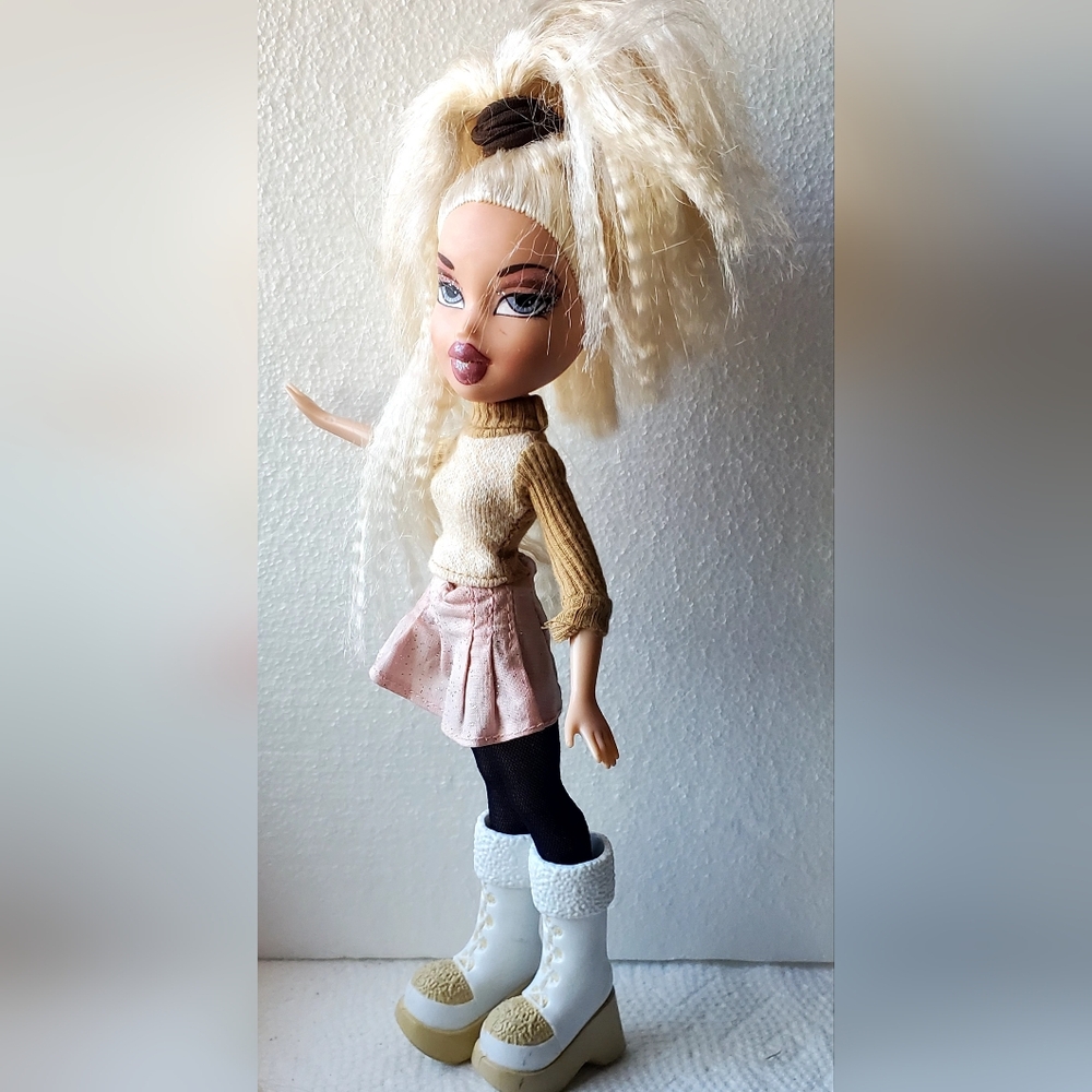Bratz Doll MGA 2001,”Chloe, dressed to I Impress!” 9”. Long blonde crimped hair.